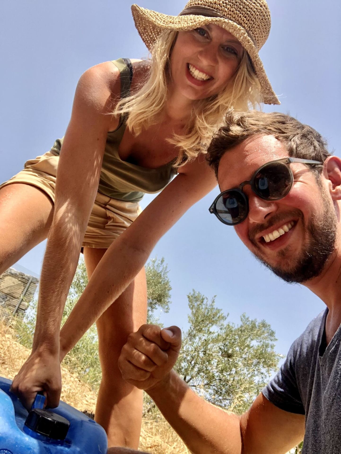 Tom en Anke samen tussen de olijfbomen op Kreta
